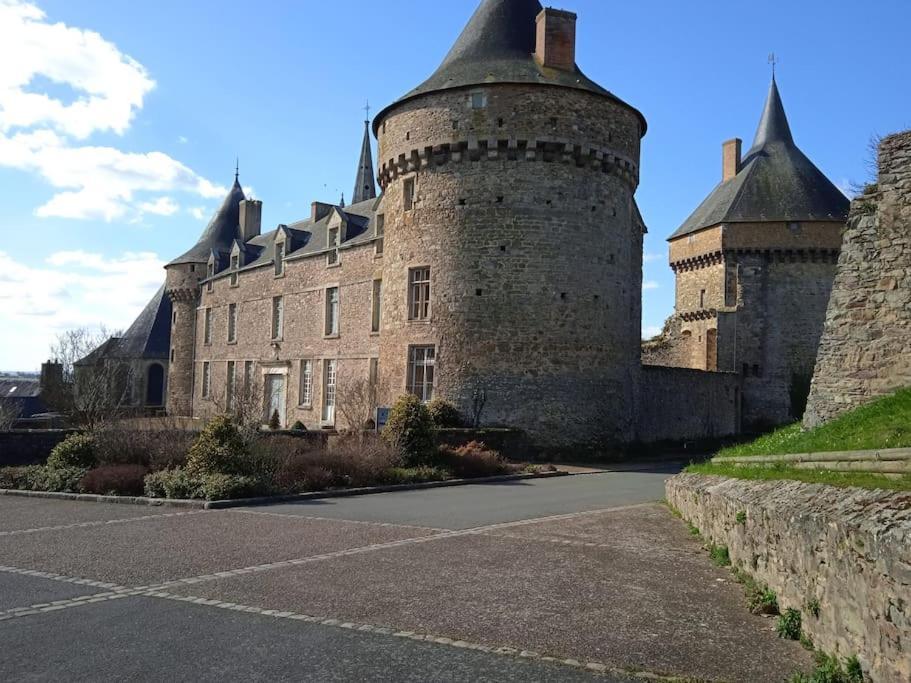 Charming Detached 2 Bedroom Ancient House In Medieval Quarter Of A Small Town In The Pays De La Loire, France 锡耶勒纪尧姆 外观 照片
