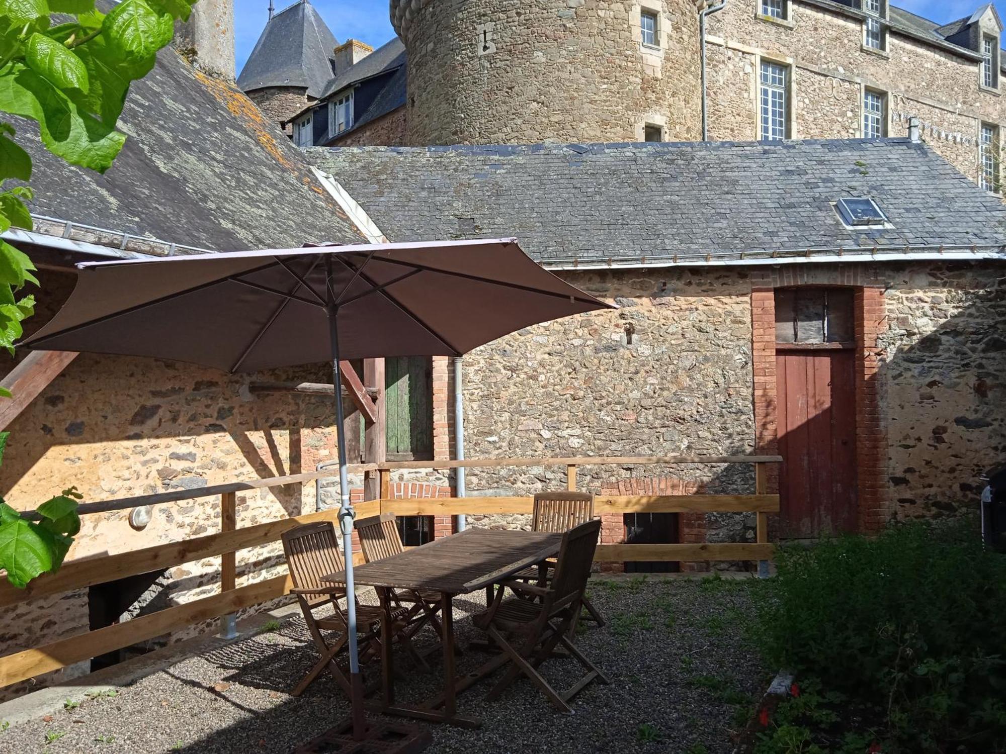 Charming Detached 2 Bedroom Ancient House In Medieval Quarter Of A Small Town In The Pays De La Loire, France 锡耶勒纪尧姆 外观 照片